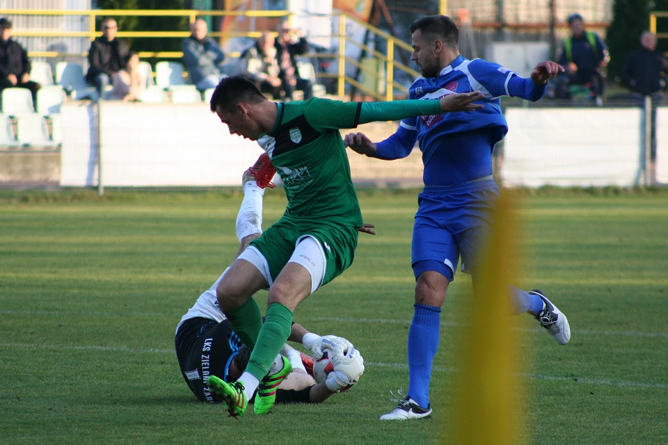 W IV-ligowych derbach w Żarkach Zieloni zremisowali z rezerwami Rakowa 1-1 / FOTO: astar.czest.pl