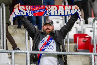 Kibice na meczu Ligi Konferencji: Raków - Universitatea