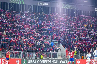 Kibice na meczu Ligi Konferencji: Raków - Universitatea