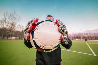 Na co zwrócić uwagę przy zakupie rękawic, ochraniaczy i odzieży bramkarskiej?