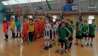 Ciekawy turniej w Ostrowach z udziałem 8 młodzieżowych drużyn – wyniki