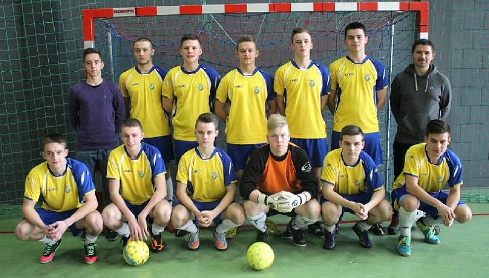 Juniorzy Starsi Okszy Łobodno z głównym trofeum Mistrzostw Powiatu Kłobuckiego