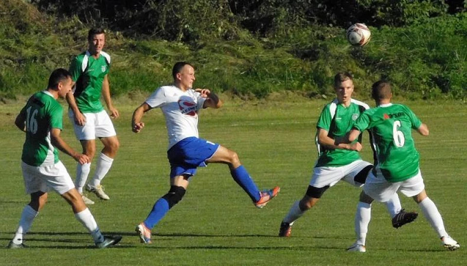 [FOTO] „Okręgówka”: wygrali drugi raz z rzędu 7:0, niespodzianki w gr.II