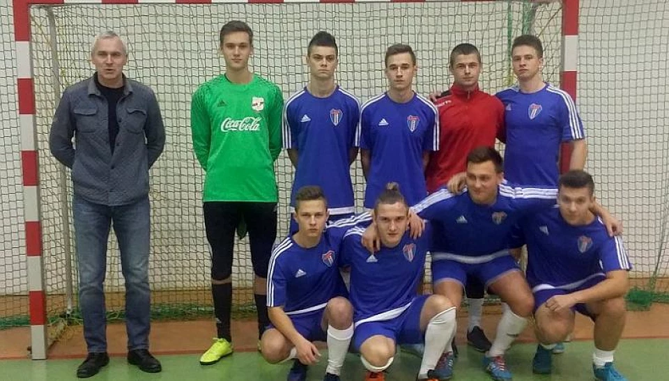 Juniorzy Starsi Pogoni Kamyk najlepsi w turnieju halowym w Lublińcu
