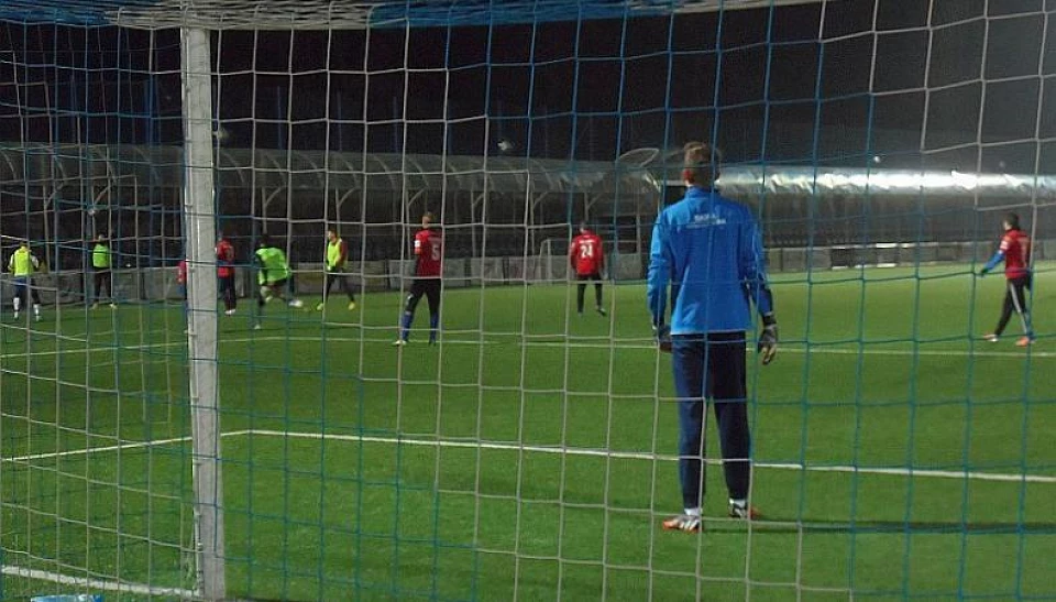[FOTO i VIDEO] W 4-ch środowych sparingach strzelono 18 goli