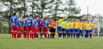 [FOTO] IV liga : w meczach „derbowych” na razie najlepsi piłkarze Rakowa II
