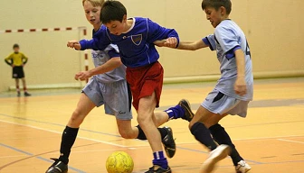 W Woźnikach grali młodzi piłkarze w Mikołajkowym Turnieju Halowym