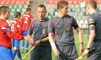 Surowy sędzia poprowadzi mecz z Czarnymi