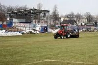 Szykują boisko na mecz z Chojniczanką
